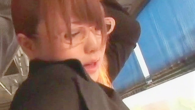 戴眼镜的顺从亚洲美女享受狂热爱抚