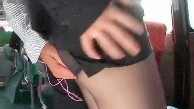 戴眼镜的顺从亚洲美女享受狂热爱抚