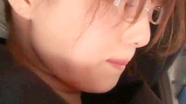 戴眼镜的顺从亚洲美女享受狂热爱抚