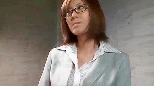 戴眼镜的亚洲妹子献出私处享受激烈性爱