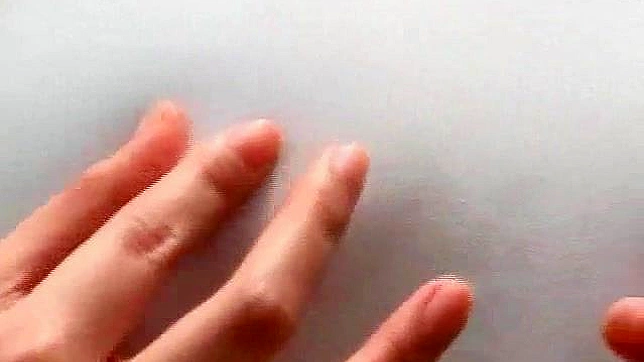 迷人亚洲甜心急切分享她的诱人与湿润
