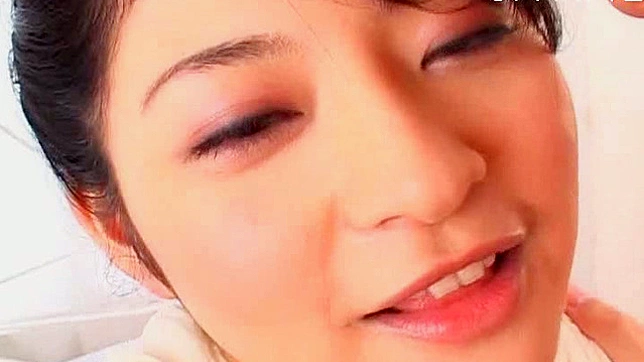 迷人的亚洲甜心用疯狂的胸部交欢让人惊叹不已