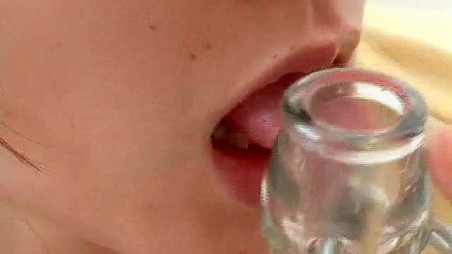 渴望激烈快感的日本妹子穿着丝袜求欢