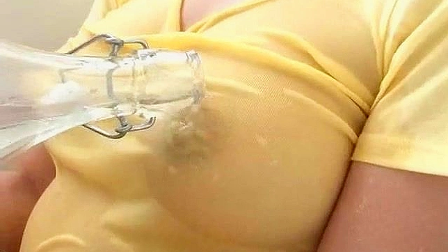 可爱的亚洲女孩有一对紧实的奶子可分享