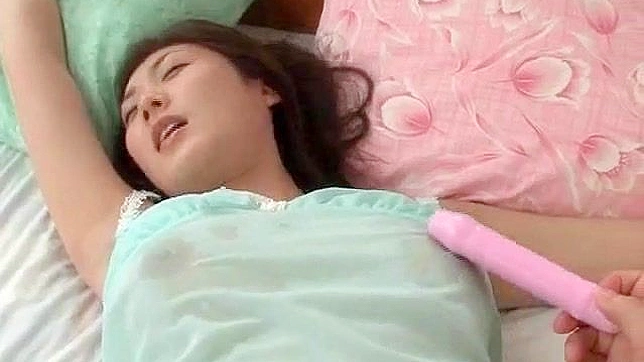 亚洲辣妹用性玩具满足她湿润的阴道