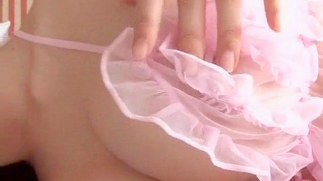 迷人的亚洲甜心渴望接受射精的快感