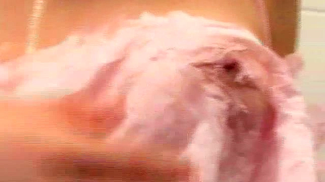 迷人的亚洲女孩渴望狂野的激情欢愉体验