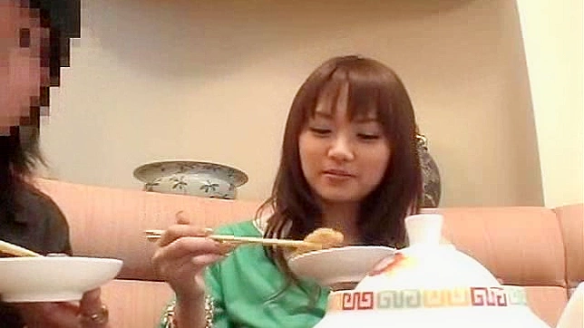 可爱的业余亚洲美女被哄着分享她的火热身体