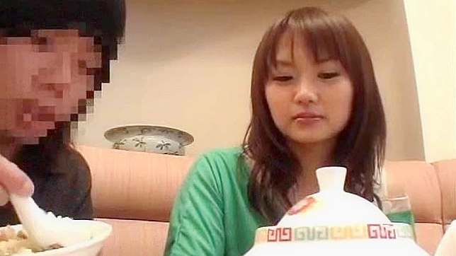 可爱的业余亚洲美女被哄着分享她的火热身体