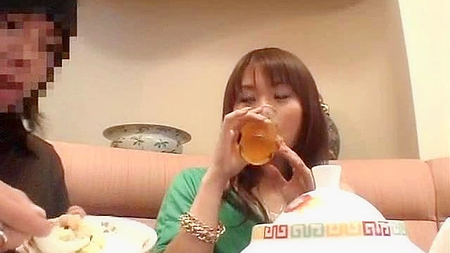 可爱的业余亚洲美女被哄着分享她的火热身体