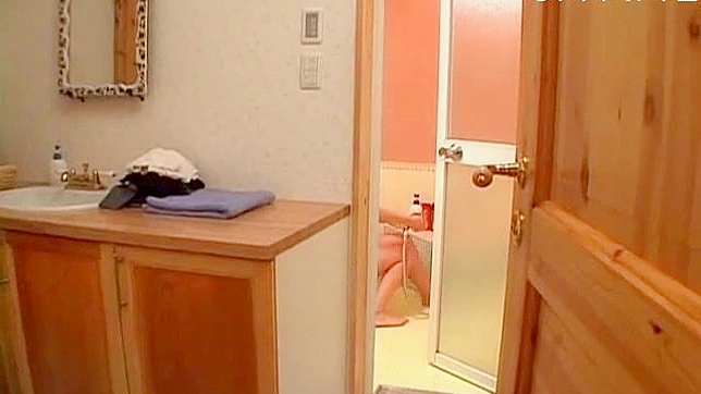 饥渴大奶亚裔美女释放荒野欲望