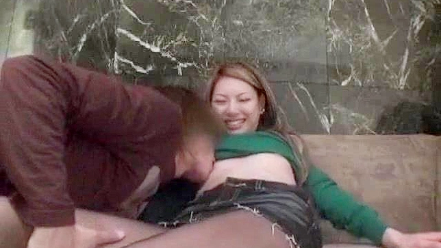 天真亚洲少女分享她美丽的湿润小穴