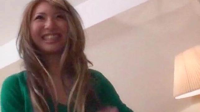 调皮的亚洲美女无法停止吸吮男人的阳具