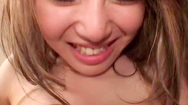 穿丝袜的日本女孩享受狂野自慰快感