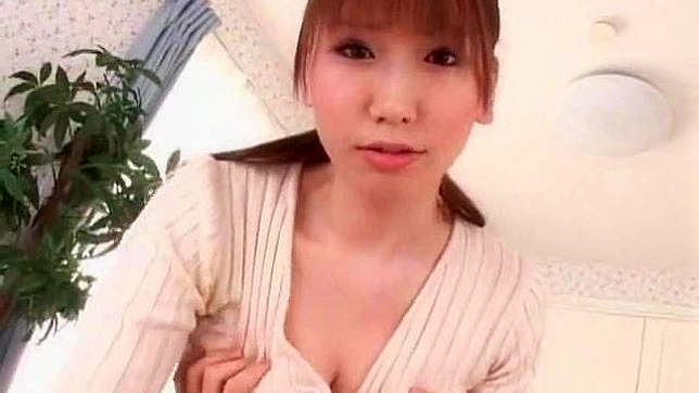 调皮的亚洲女孩在厨房里展示巨大的胸部