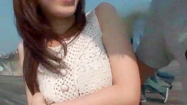 与羞涩的日本甜心共度刺激户外日游