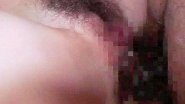 害羞的亚洲美女享受狂野而激烈的性爱快感