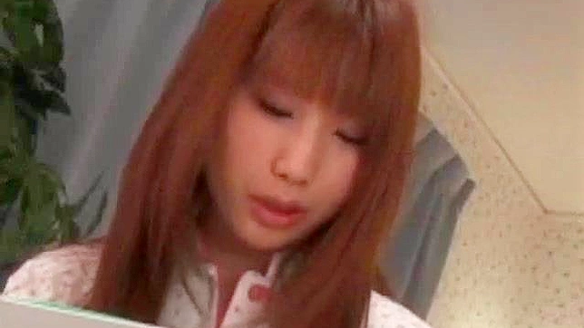 迷人的亚洲美女用口交驯服了一根充满欲望的阴茎。