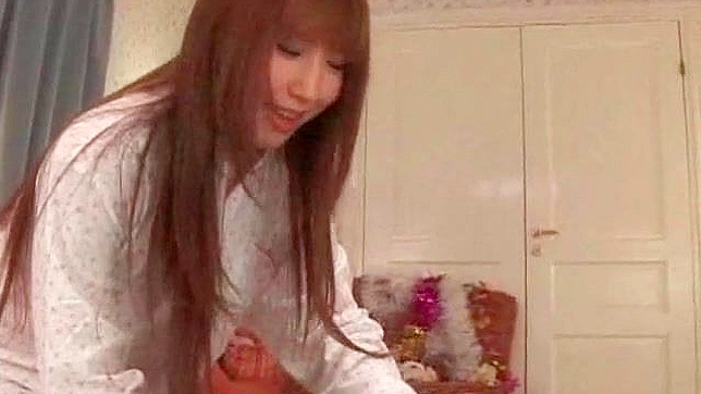 迷人的亚洲美女用口交驯服了一根充满欲望的阴茎。