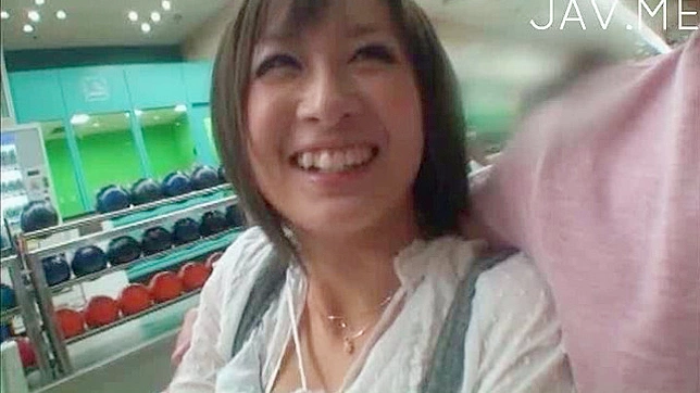 迷人的亚洲美人渴望她的私处被猛烈地撞击。