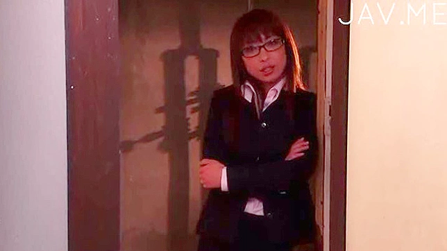 戴眼镜的亚洲妹子用高超口技令人惊叹