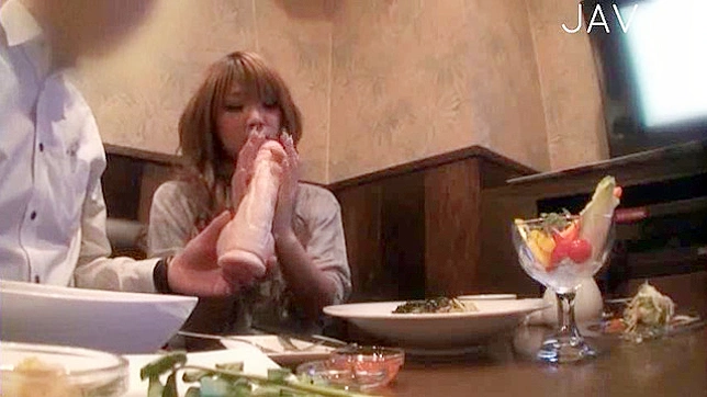 饥渴的亚洲美女得到她可爱的巨乳狂揉