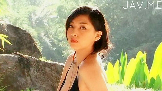 穿着泳装的亚洲美女渴望分享她迷人的身体