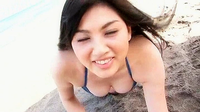 调皮的亚洲妹子户外分享她迷人的身体