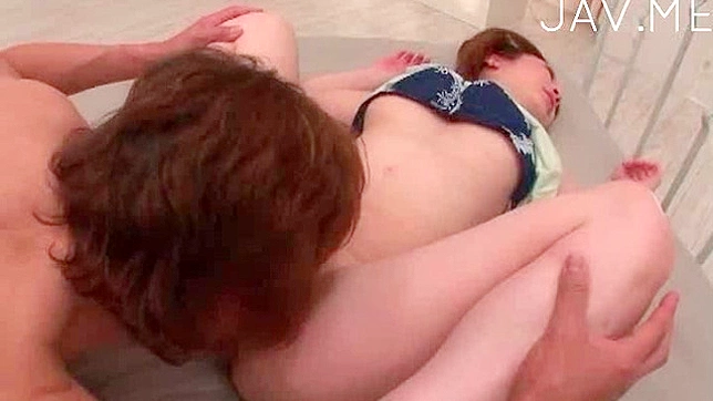 迷人的亚洲美女张开双腿接受湿润的口交服务