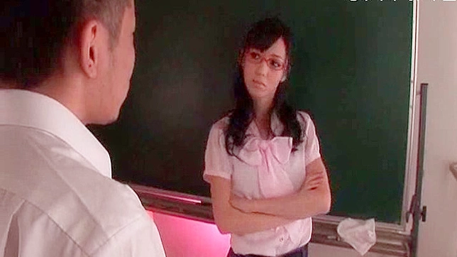 美丽的亚洲女人用嘴吞下坚硬的阳具让她兴奋不已