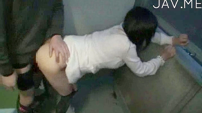 亚洲美女弯腰享受狂野的阴道刺激