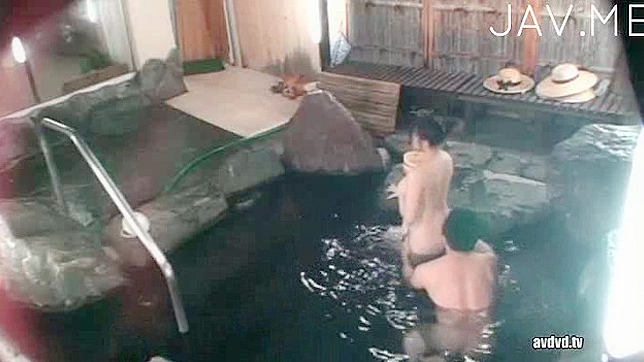 日本美女在洗澡时提供令人兴奋的性爱乐趣