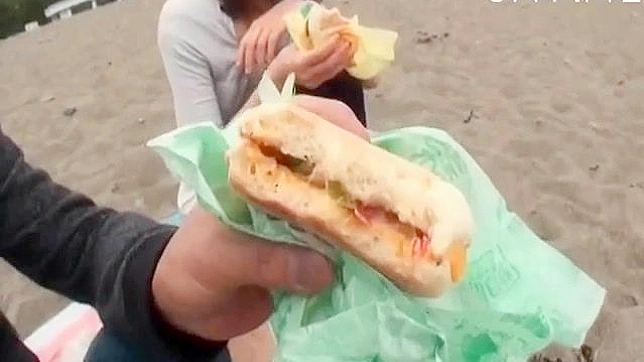 可爱业余的亚洲女孩享受疯狂的手指刺激阴部