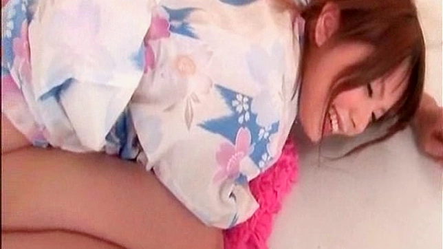 迷人的业余亚洲妹子分享她的性感阴道和嘴部服务