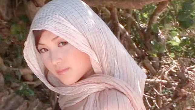 火辣日本妹子比基尼展示她诱人的身材