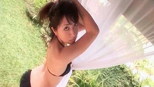 与迷人的日本妹子在户外玩水的调皮时光