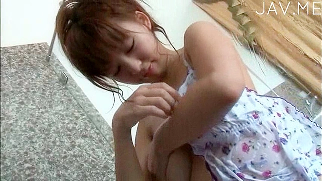 调皮的日本美女展示她丰满诱人的胸部