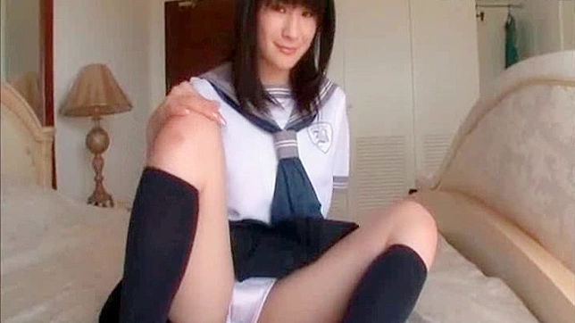 可爱的日本女学生需要狂野的猛干来满足她的阴道需求。