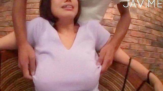 淫荡的日本美女自摸丰满乳房