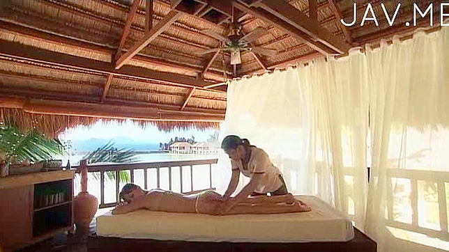 迷人亚洲甜心的美妙胸部按摩体验