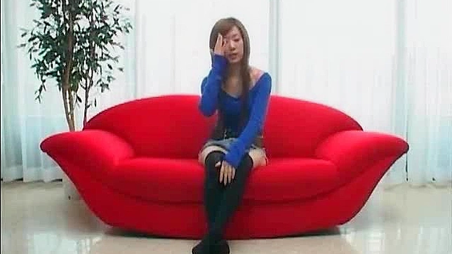 业余日本甜心崇拜一根狂热的阳具