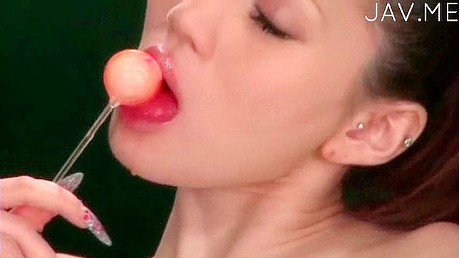 日本妹子嘴里含着男人的阳具感到无比快乐