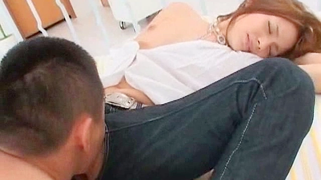 迷人的日本少女享受极致的舔蜜桃诱惑体验