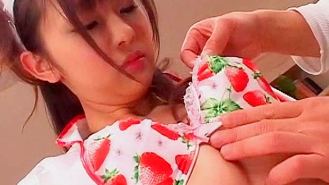 戴眼镜的日本妹子狂热地玩弄着她的毛茸茸汉堡包。