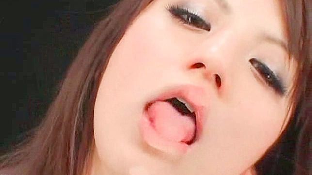 可爱的日本美女感到异常渴望