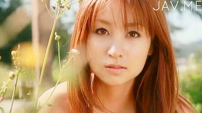 刺激户外享受与穿内衣的火辣日本美女