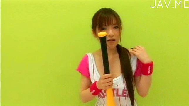 热情日本女郎因激烈爱抚而湿透了身体