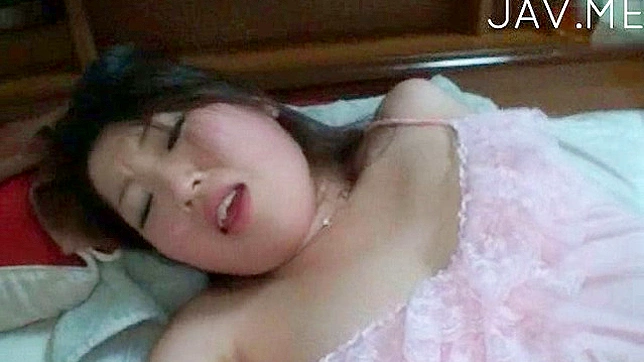 黑发日本少女热情吮吸他雄壮的巨物