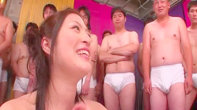 大胆勇敢的日本女性正在享受群交狂欢