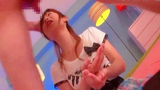 甜美的日本女孩高兴地在嘴里含着鸡巴